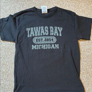 Tawas Bay Michigan boys size medium Black Graphic T-Shirt